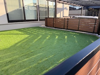 人工芝とフェンス