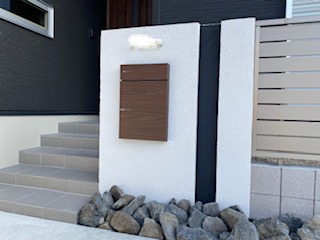 モノトーンに仕上げた外構工事（桑名市）