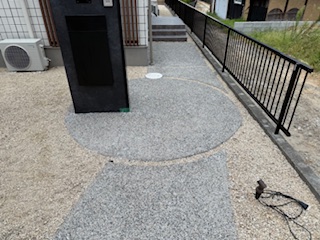 円形と直線の組み合わせで魅せる外構デザイン／洗出し仕上げのアプローチ（いなべ市）