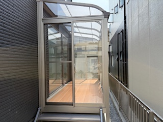 独立型サンルームで、家の外壁に穴を開けずに快適空間を実現しました（いなべ市）