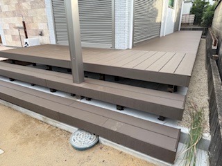 人工ウッドデッキを特注サイズで快適なテラス空間を実現（いなべ市）