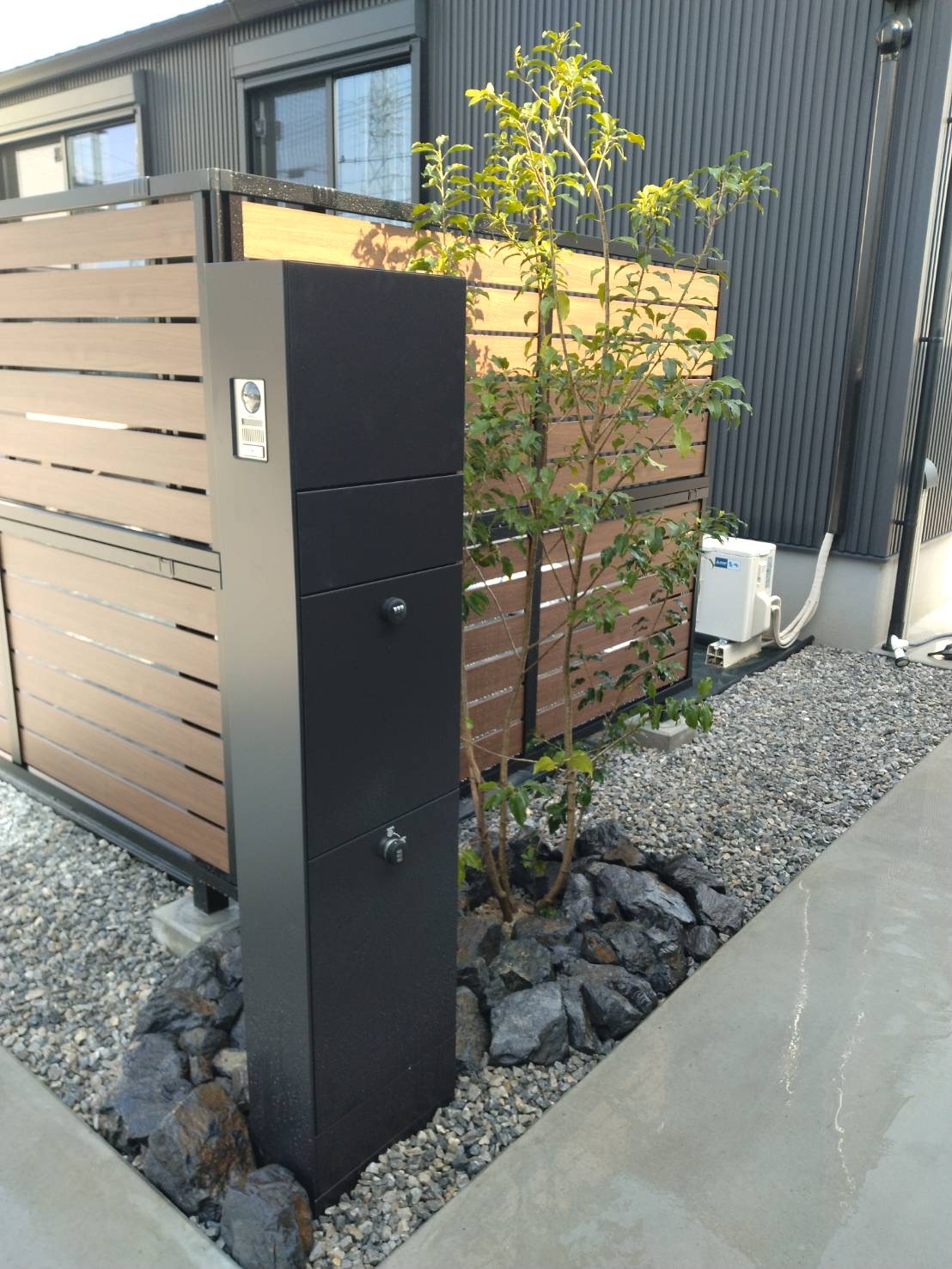 LIXIL機能門柱FT施工事例｜コンパクトでも高機能なモダンエクステリア