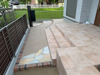 デザイン性と昇降しやすさを両立｜ベージュタイルを使った玄関アプローチ施工例