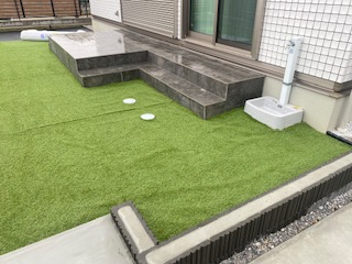 タイルデッキ＋人工芝で家族がくつろげる庭に