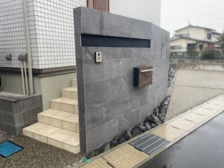 グレータイルで魅せる重厚感のある門まわり外構