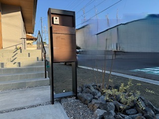 機能門柱・階段・アプローチまで一体施工｜ユニソンDB門柱スタンド×ヴィコDB宅配ボックス