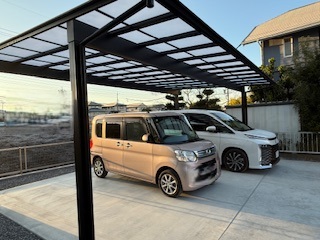 モダン住宅に対応した3台用カーポート