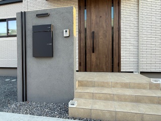 玄関アプローチと門柱を美しくまとめたモダン外構