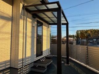 YKK AP「レセパ」を採用したテラス屋根のある外構