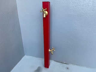 「スフレスタンド60」シンプルモダン外構に映える赤い立水栓  