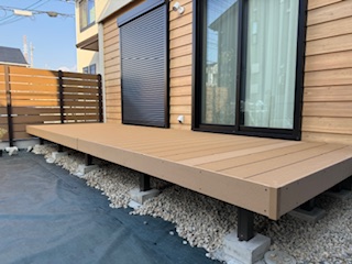 リクシル「樹ら楽ステージ」人工木ウッドデッキ｜メンテナンス性に優れた快適な屋外空間