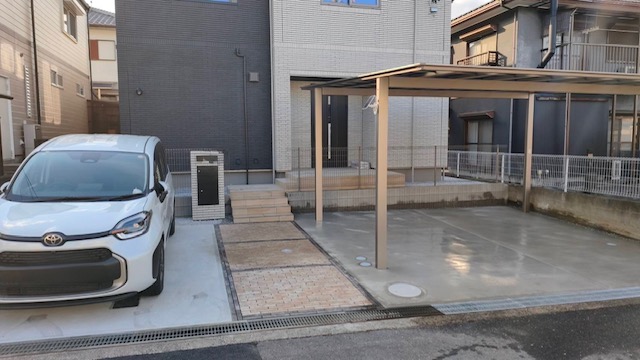 カーポート2台用（ネスカ）×フラミアのモノトーン外構｜宅配ボックス付き機能門柱