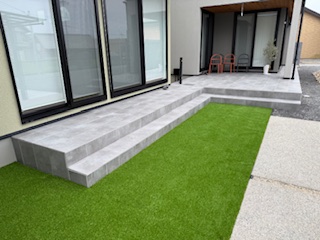 お手入れ簡単！タイルデッキ×人工芝の快適空間